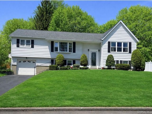  5 BR,  3.00 BTH &nbsp;Raised ranch style home in Newburgh
