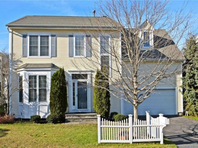  5 BR,  4.00 BTH &nbsp;Colonial style home in White Plains