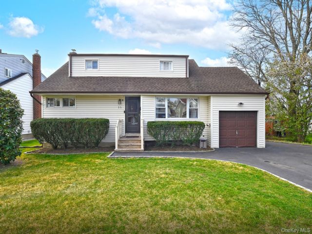  4 BR,  2.00 BTH &nbsp;Cape cod style home in Plainview