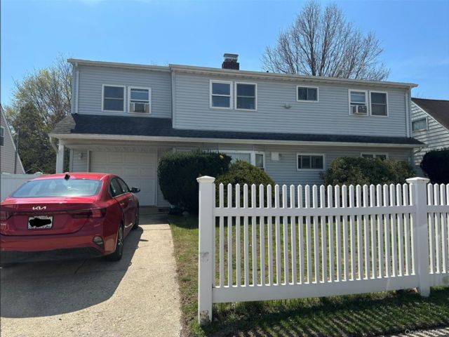  5 BR,  2.00 BTH &nbsp;Colonial style home in Levittown