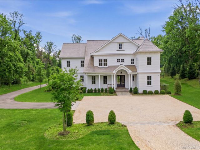  5 BR,  7.00 BTH &nbsp;Colonial style home in Lloyd Harbor