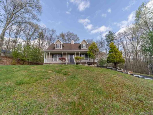  3 BR,  3.00 BTH &nbsp;Cape cod style home in Pine Bush