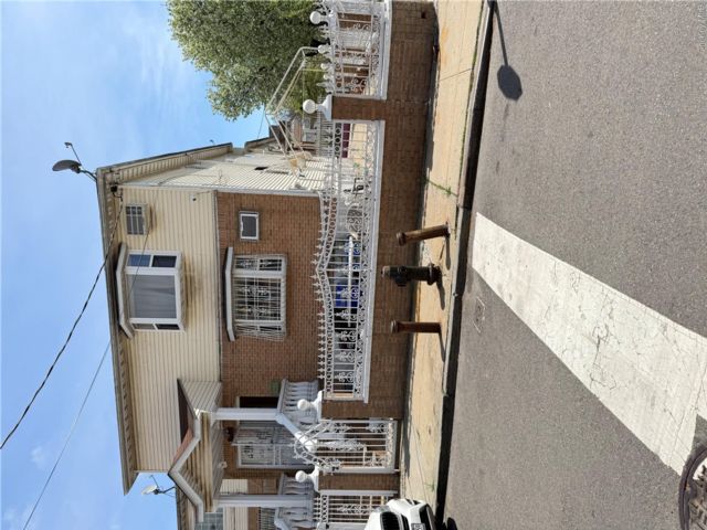  3 BR,  2.00 BTH &nbsp;Hi ranch style home in Jamaica