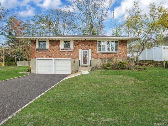  3 BR,  2.00 BTH &nbsp;Hi ranch style home in Hauppauge