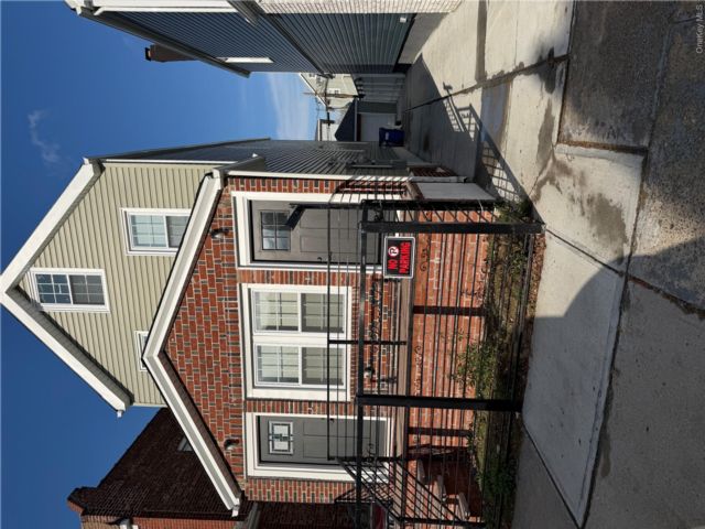  3 BR,  2.00 BTH &nbsp;Colonial style home in Richmond Hill