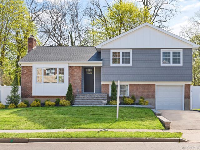 3 BR,  3.00 BTH &nbsp;Split level style home in Plainview