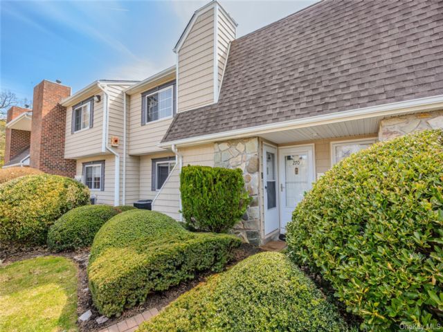 [Middle Island Real Estate, listing number 7275663]