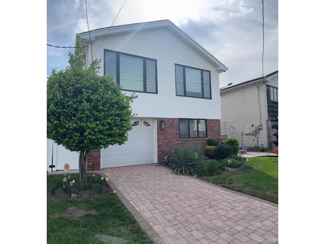  5 BR,  3.00 BTH &nbsp;Hi ranch style home in Howard Beach