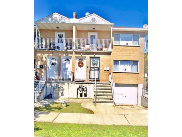  6 BR,  4.00 BTH &nbsp;House style home in Middle Village