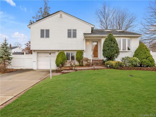  4 BR,  3.00 BTH &nbsp;Split level style home in Hicksville