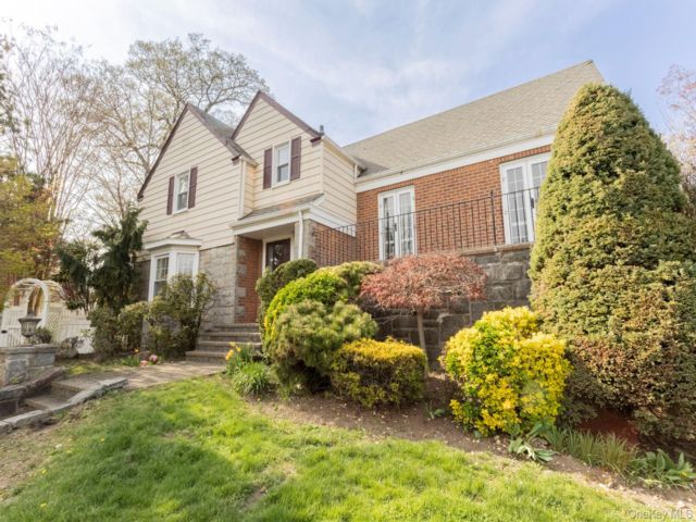  3 BR,  4.00 BTH &nbsp;Cape cod style home in Hollis Hills