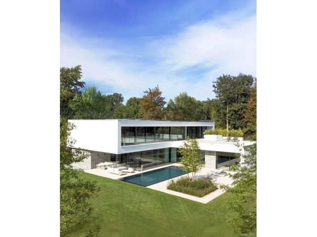  4 BR,  2.00 BTH &nbsp;Modern style home in Great Neck