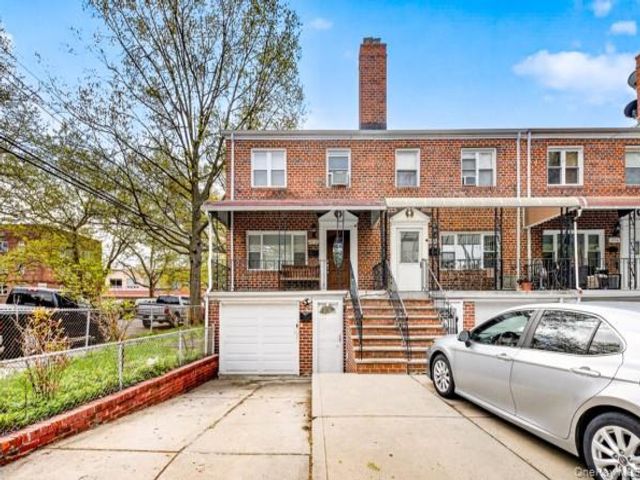  3 BR,  3.00 BTH &nbsp;House style home in Bayside