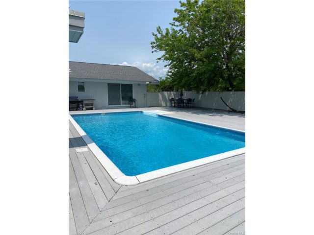  4 BR,  4.00 BTH &nbsp;Contemporary style home in Westhampton Beach