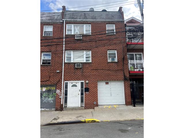  6 BR,  4.00 BTH &nbsp;House style home in Elmhurst