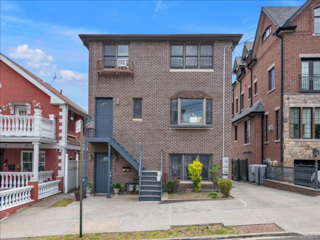  6 BR,  5.00 BTH &nbsp;House style home in Astoria