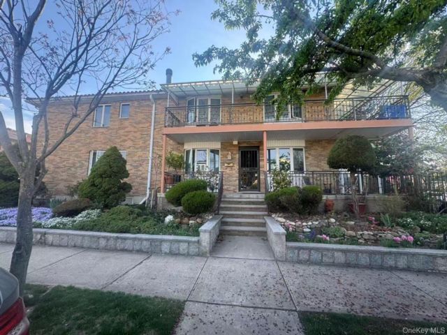  6 BR,  4.00 BTH &nbsp;Contemporary style home in Fresh Meadows