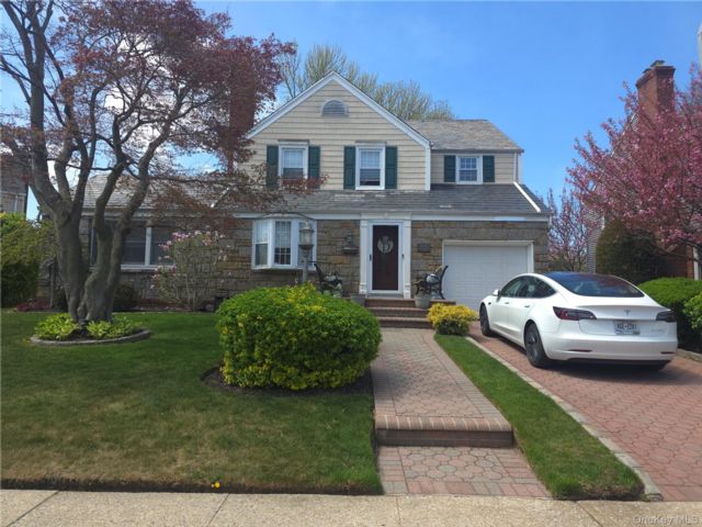  4 BR,  2.00 BTH &nbsp;Colonial style home in Baldwin