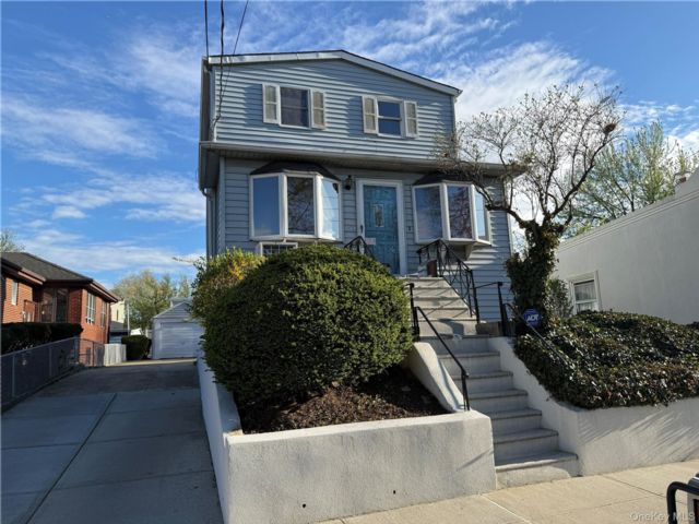  3 BR,  2.00 BTH &nbsp;Traditional style home in Middle Village