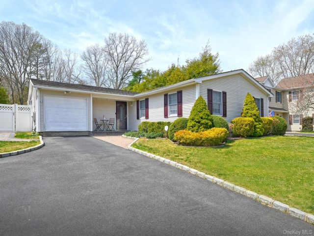  4 BR,  2.00 BTH &nbsp;Ranch style home in Holtsville