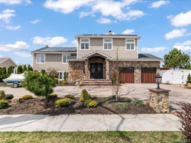  4 BR,  3.00 BTH &nbsp;Split level style home in Massapequa