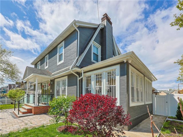  3 BR,  2.00 BTH &nbsp;Colonial style home in Flushing