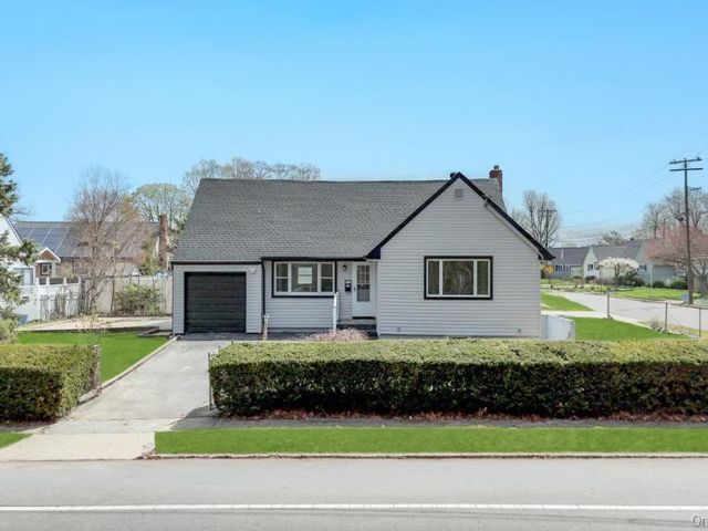  5 BR,  3.00 BTH &nbsp;Exp cape style home in North Babylon
