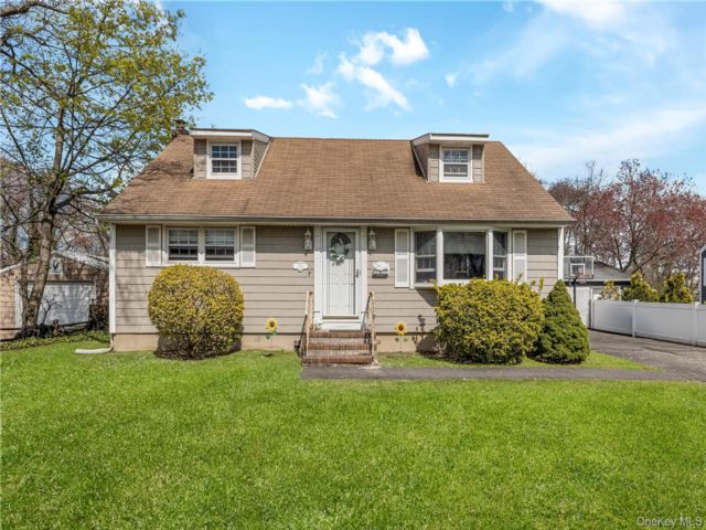  4 BR,  2.00 BTH &nbsp;Cape cod style home in Lindenhurst