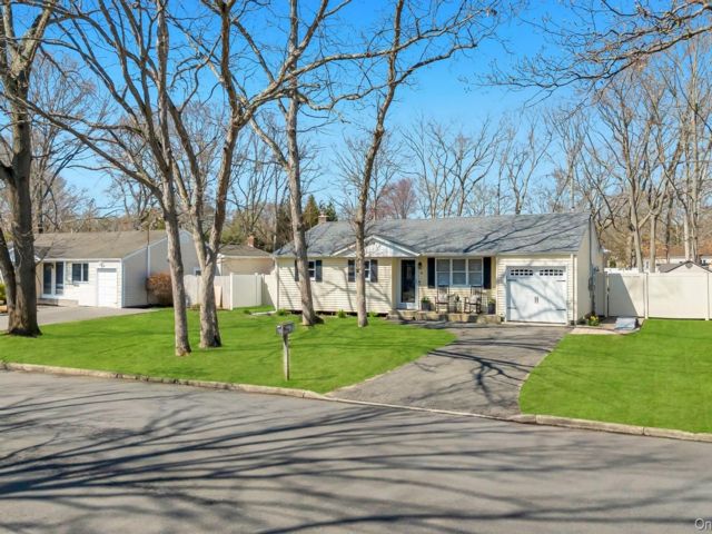  3 BR,  3.00 BTH &nbsp;Ranch style home in Hauppauge
