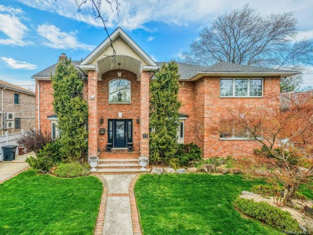  6 BR,  3.00 BTH &nbsp;Colonial style home in Little Neck
