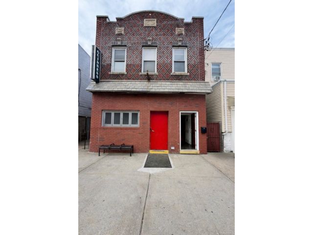  4 BR,  2.00 BTH &nbsp;Colonial style home in Woodside