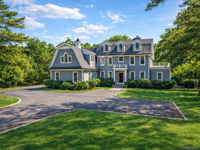  4 BR,  5.00 BTH &nbsp;Colonial style home in East Quogue