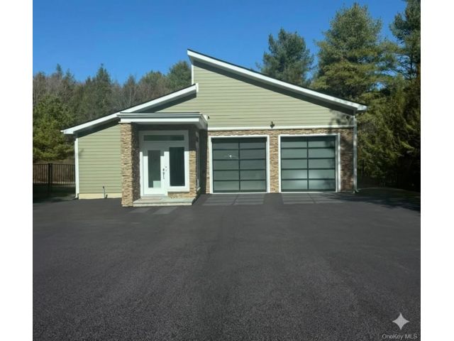  4 BR,  4.00 BTH &nbsp;Modern style home in Monticello