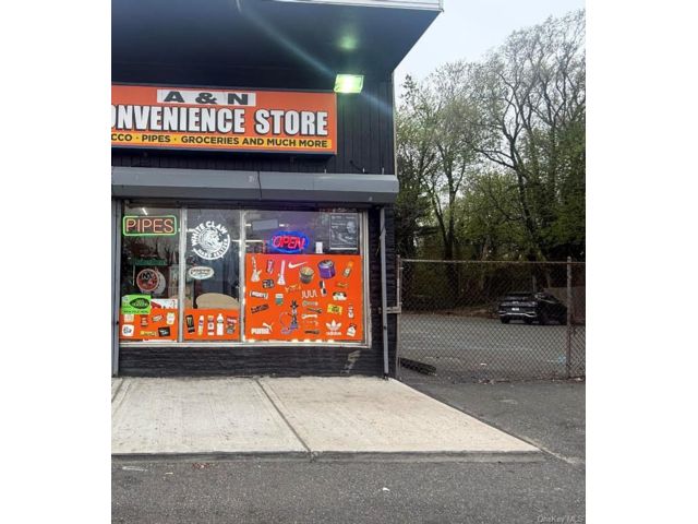 Studio,  0.00 BTH &nbsp;Commercial style home in West Babylon