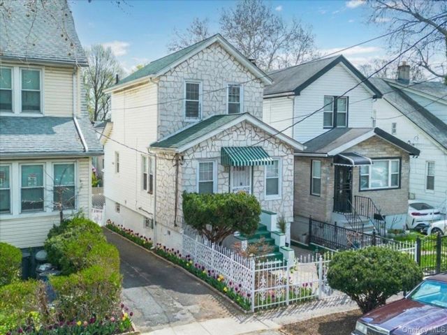  3 BR,  2.00 BTH &nbsp;Colonial style home in Wakefield