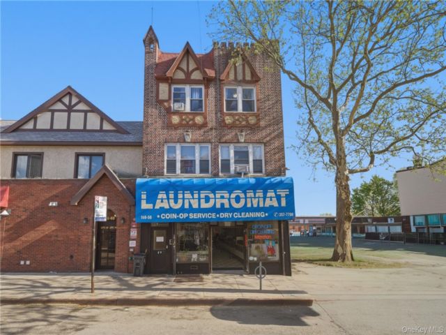  6 BR,  4.00 BTH &nbsp;Contemporary style home in Whitestone