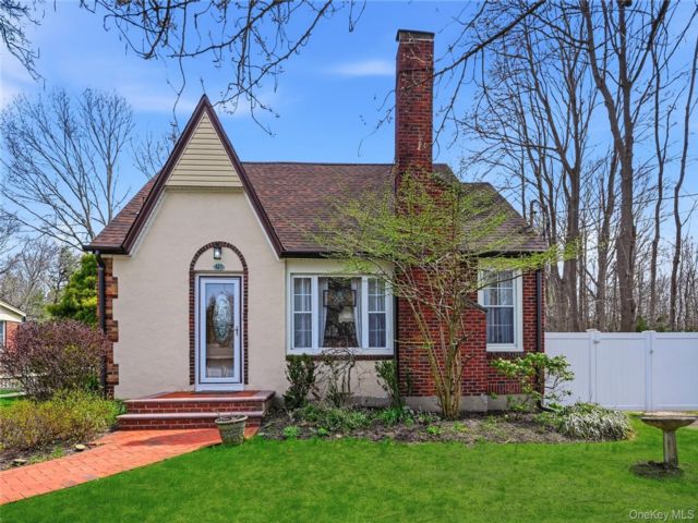  3 BR,  2.00 BTH &nbsp;Exp cape style home in Medford