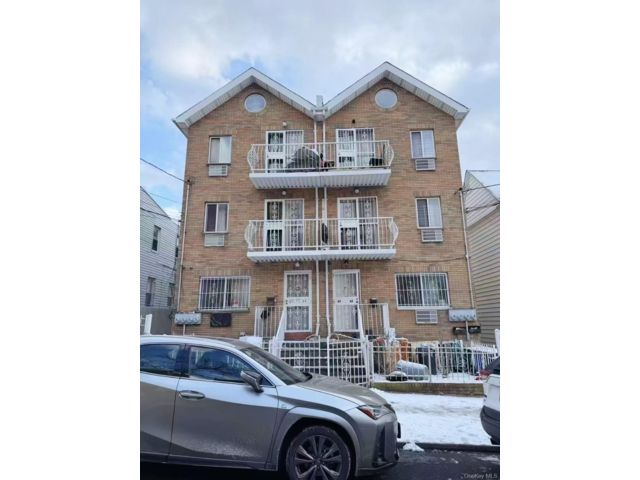 5 BR,  4.00 BTH &nbsp;House style home in Woodside