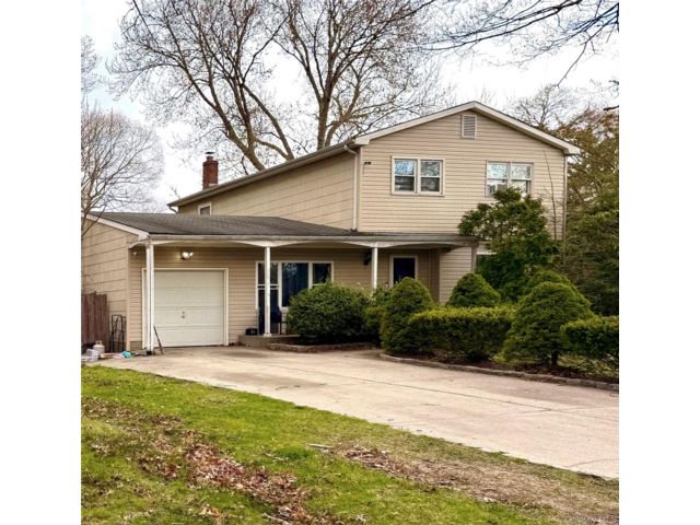  4 BR,  2.00 BTH &nbsp;Colonial style home in Mastic
