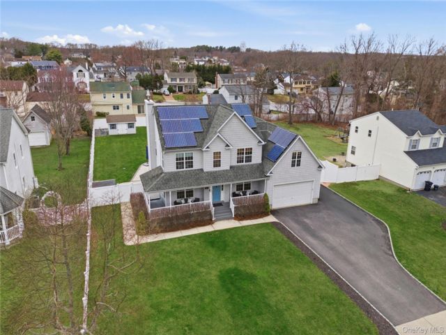  4 BR,  4.00 BTH &nbsp;Colonial style home in Farmingville