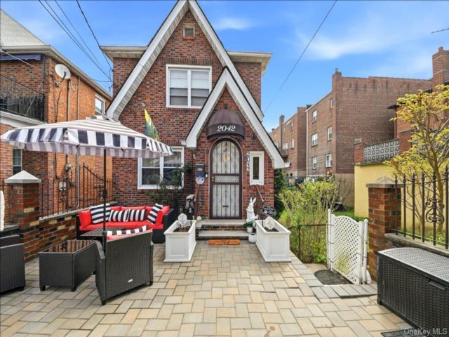  3 BR,  2.00 BTH &nbsp;Traditional style home in Parkchester