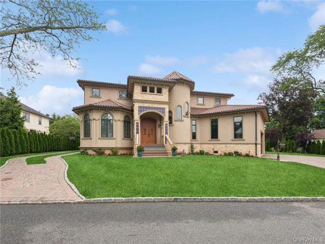  5 BR,  7.00 BTH &nbsp;Mediterranean style home in Hewlett Harbor