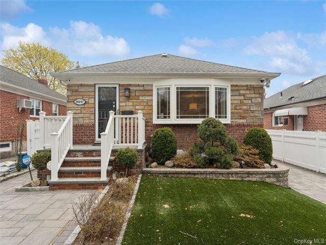  3 BR,  2.00 BTH &nbsp;Ranch style home in Little Neck