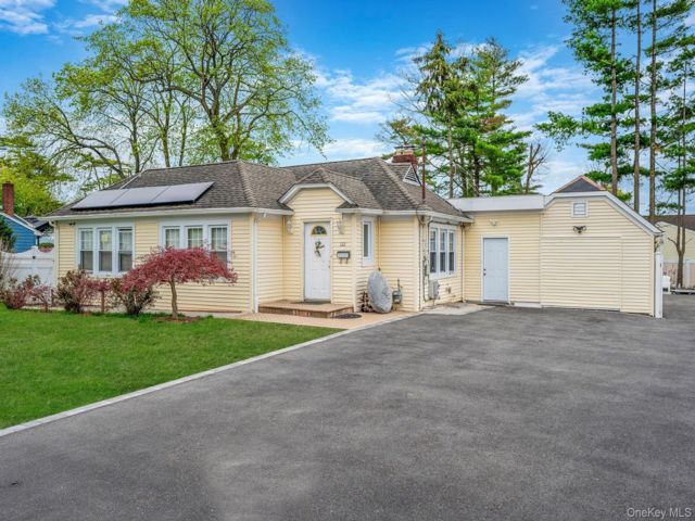  5 BR,  3.00 BTH &nbsp;Ranch style home in Brentwood