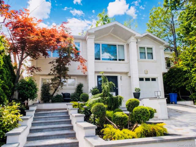  4 BR,  3.00 BTH &nbsp;Contemporary style home in Bayside