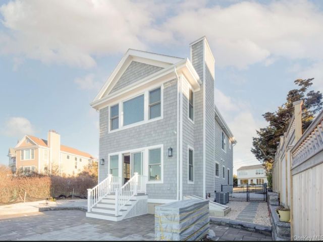  4 BR,  3.00 BTH &nbsp;Modern style home in Hampton Bays
