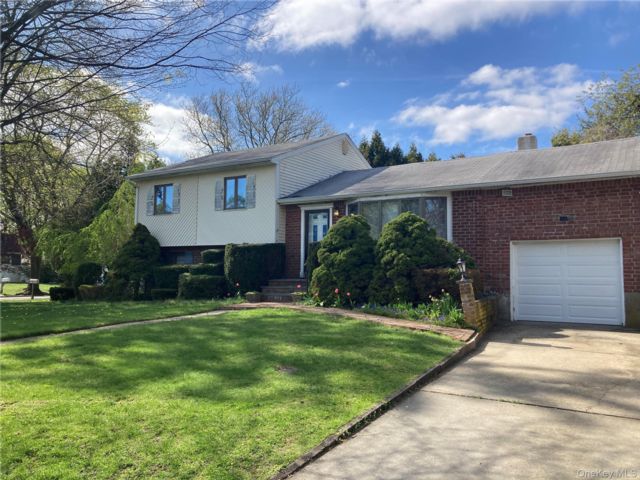  4 BR,  2.00 BTH &nbsp;Split level style home in Huntington