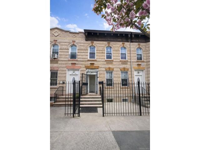  7 BR,  3.00 BTH &nbsp;House style home in Cypress Hills