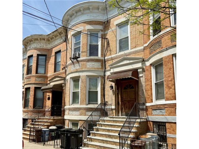  7 BR,  4.00 BTH &nbsp;House style home in Ridgewood