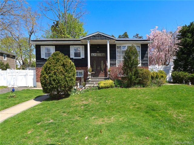  5 BR,  3.00 BTH &nbsp;Hi ranch style home in Kings Park